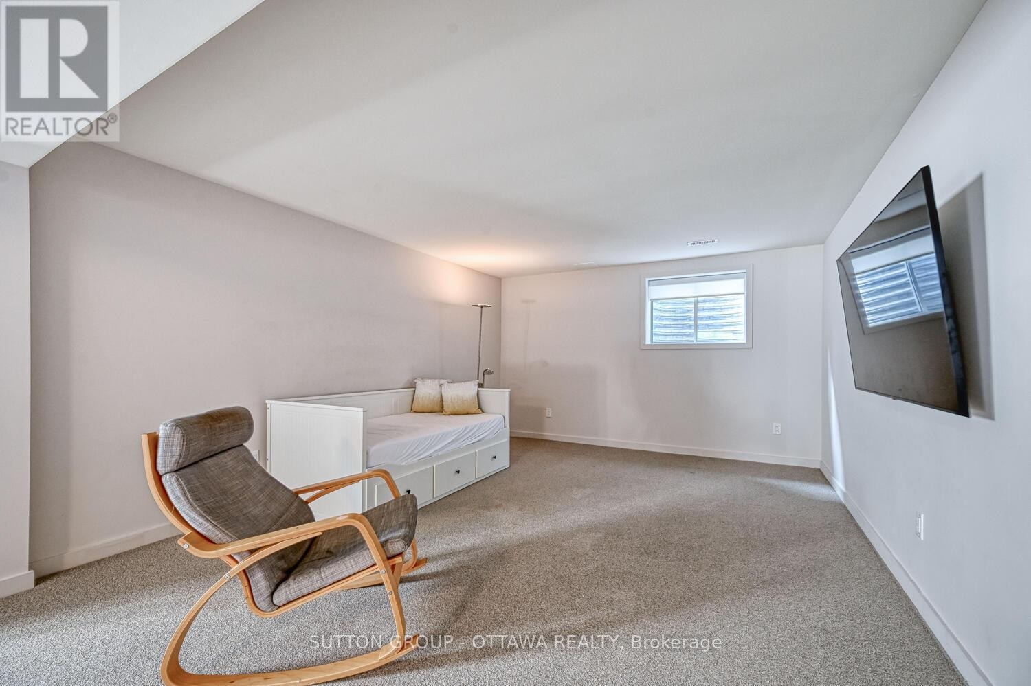 












732 WOOLER PLACE

,
Ottawa,




Ontario
K1T0T5

