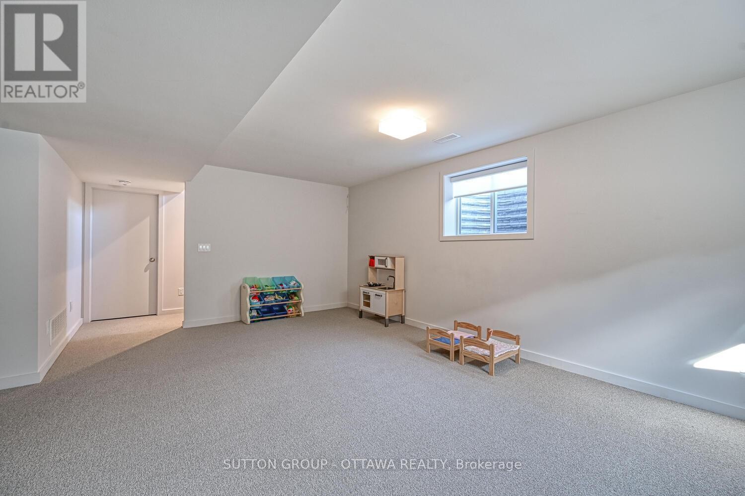 












732 WOOLER PLACE

,
Ottawa,




Ontario
K1T0T5

