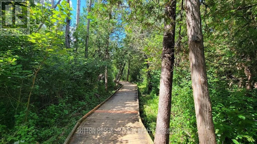 












732 WOOLER PLACE

,
Ottawa,




Ontario
K1T0T5

