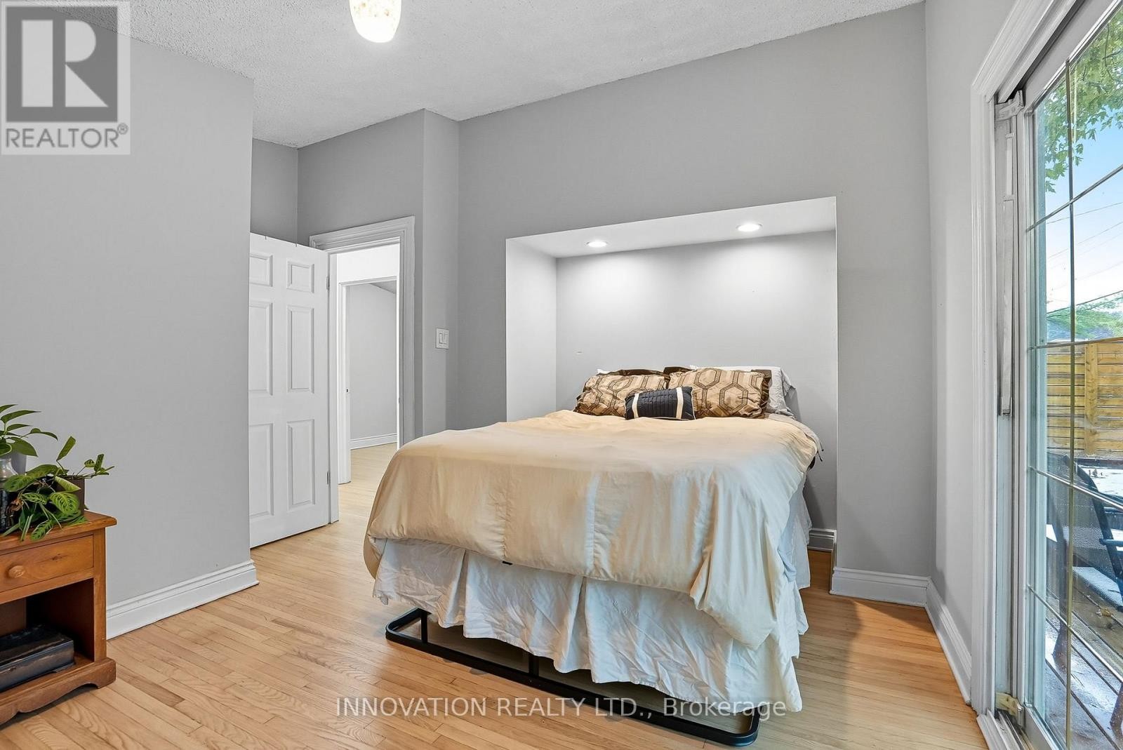 












2302 HORTON STREET

,
Ottawa,




Ontario
K1G3E8

