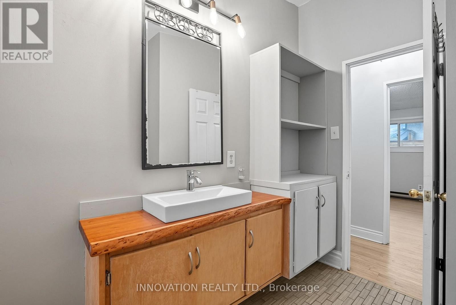 












2302 HORTON STREET

,
Ottawa,




Ontario
K1G3E8

