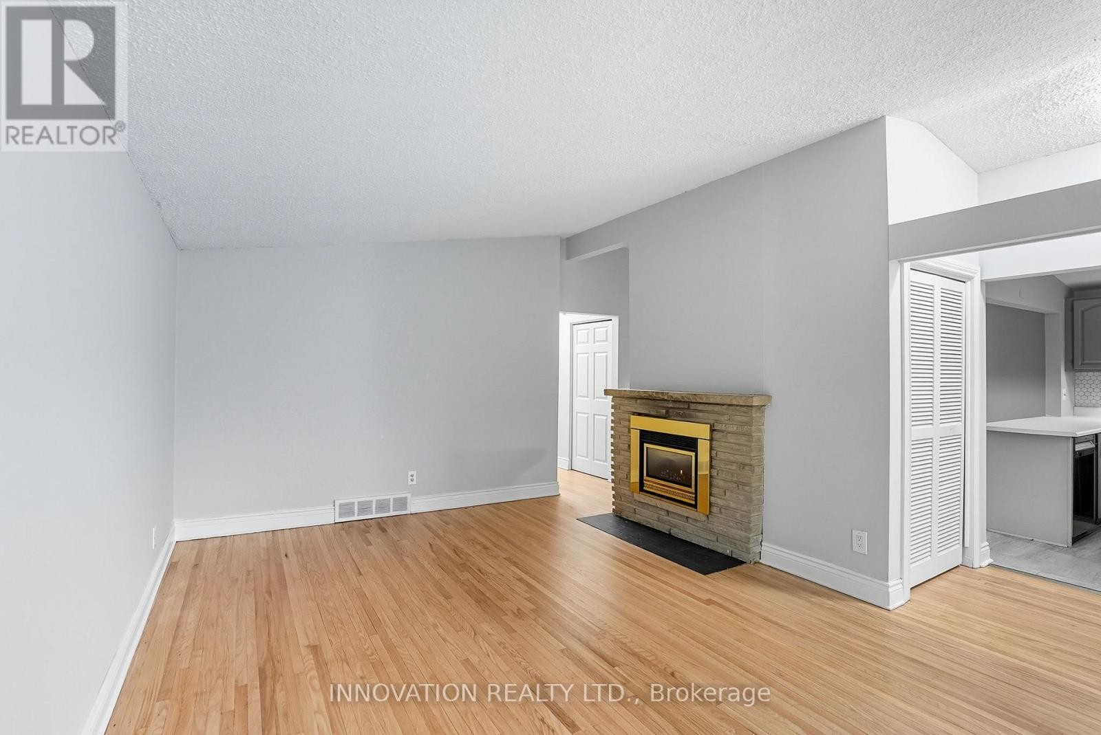 












2302 HORTON STREET

,
Ottawa,




Ontario
K1G3E8

