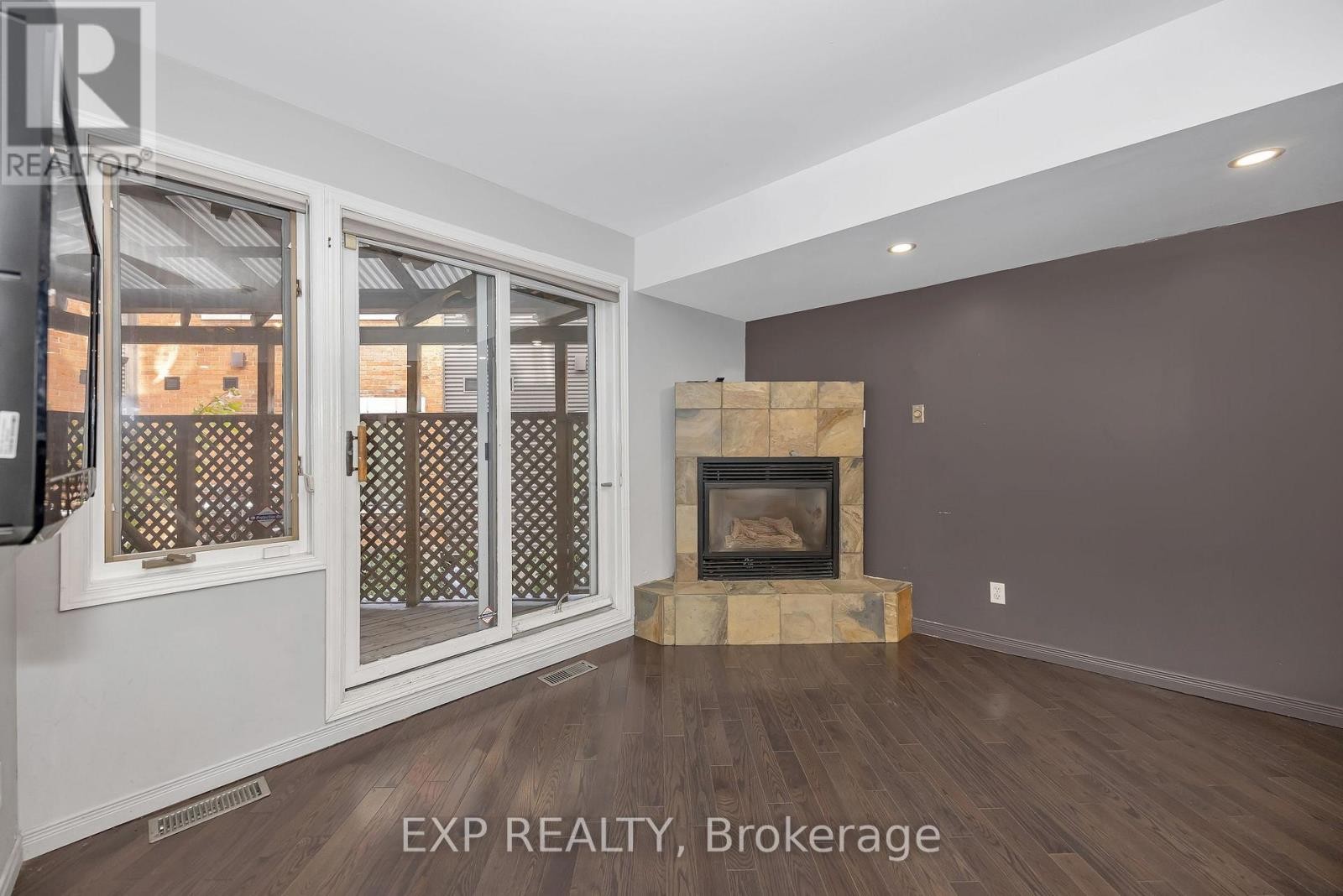 












2 - 518 LISGAR STREET

,
Ottawa,




Ontario
K1R5H5

