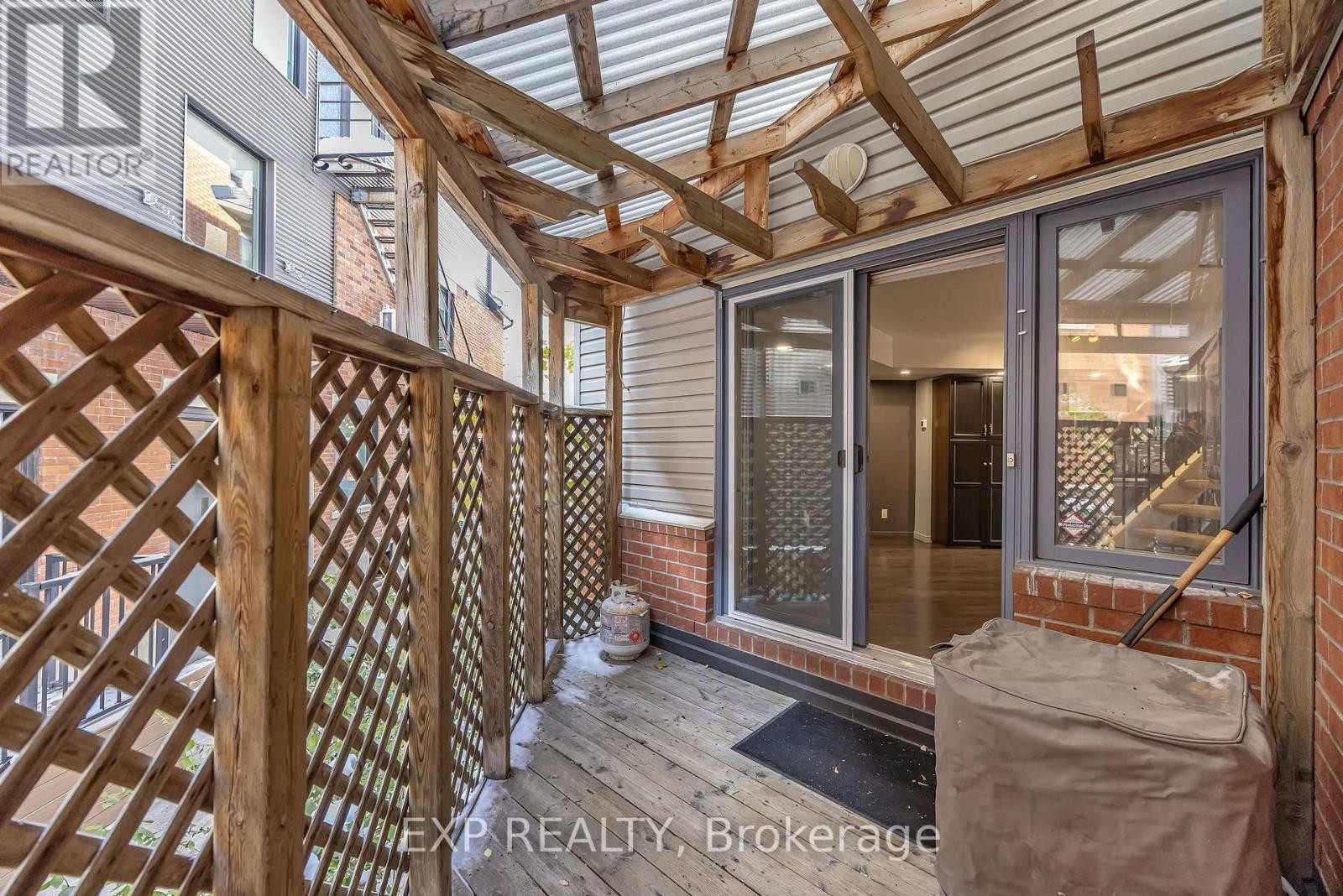 












2 - 518 LISGAR STREET

,
Ottawa,




Ontario
K1R5H5

