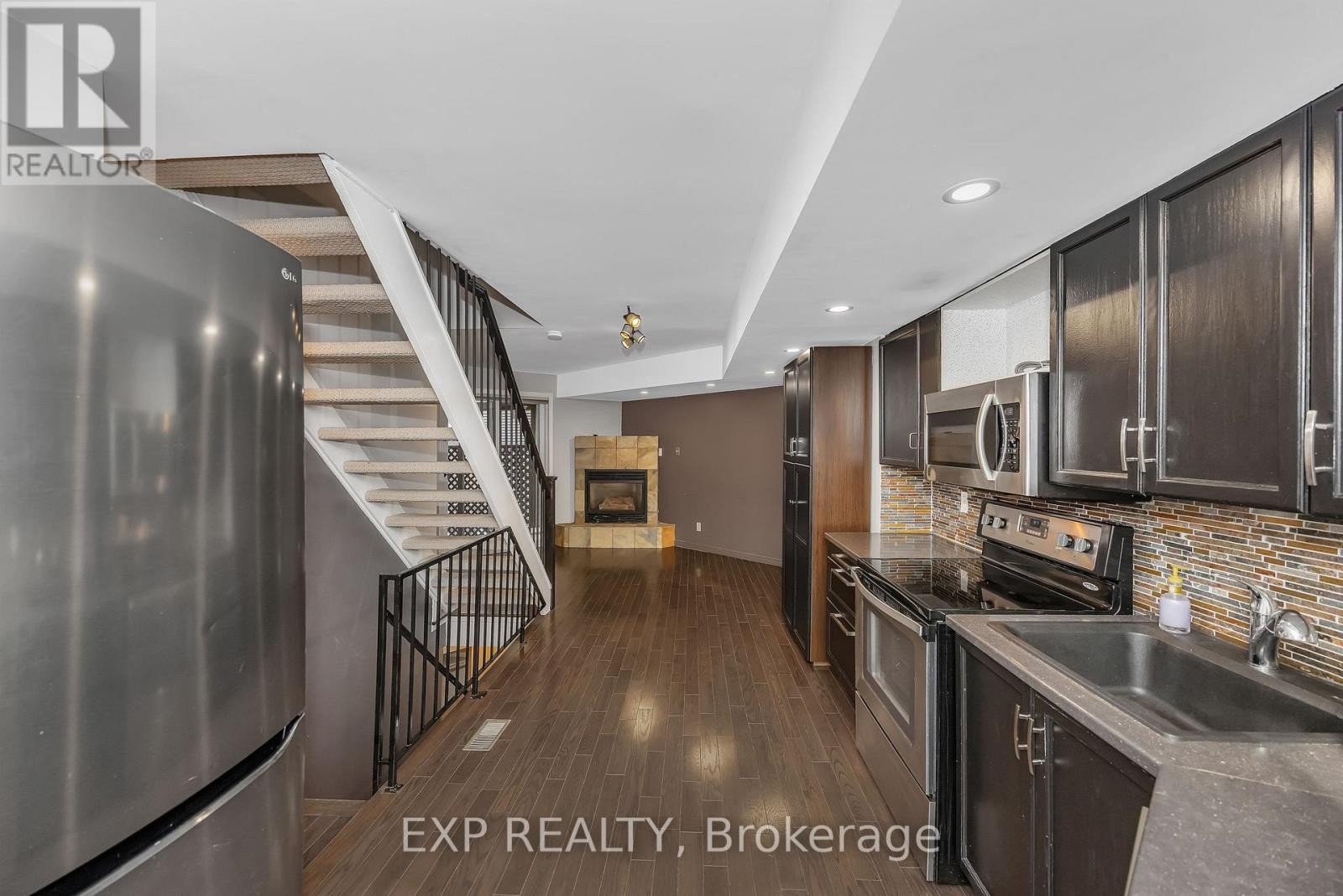 












2 - 518 LISGAR STREET

,
Ottawa,




Ontario
K1R5H5

