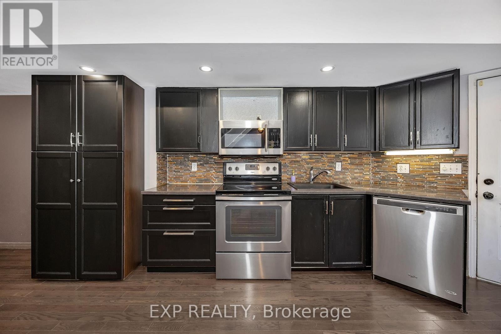 












2 - 518 LISGAR STREET

,
Ottawa,




Ontario
K1R5H5

