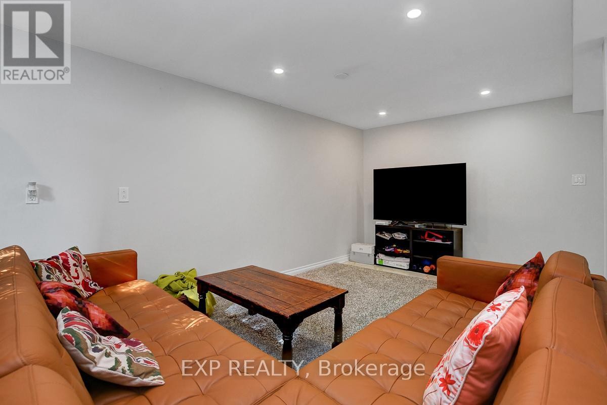 












228 HIDDEN MEADOW AVENUE

,
Ottawa,




Ontario
K1T0C2

