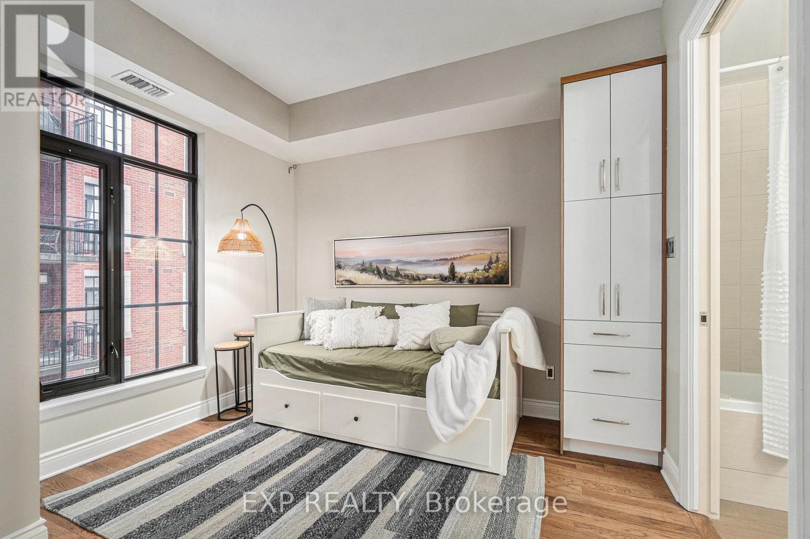 












403 - 327 BREEZEHILL AVENUE S

,
Ottawa,




Ontario
K1Y1R6

