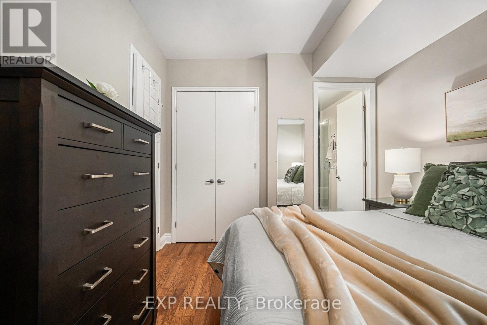 












403 - 327 BREEZEHILL AVENUE S

,
Ottawa,




Ontario
K1Y1R6

