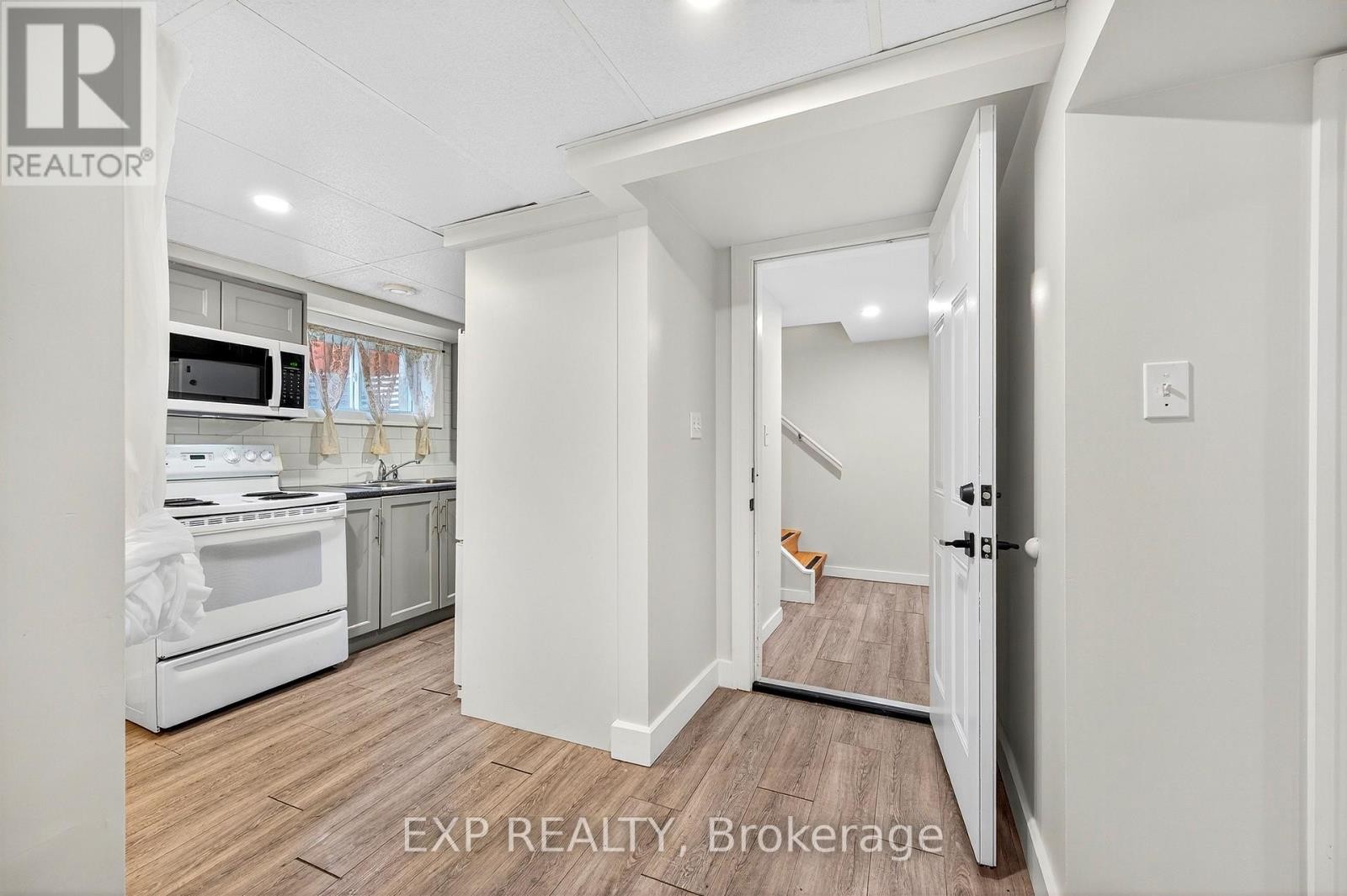 












1103 FRANCES STREET

,
Ottawa,




Ontario
K1K3L6

