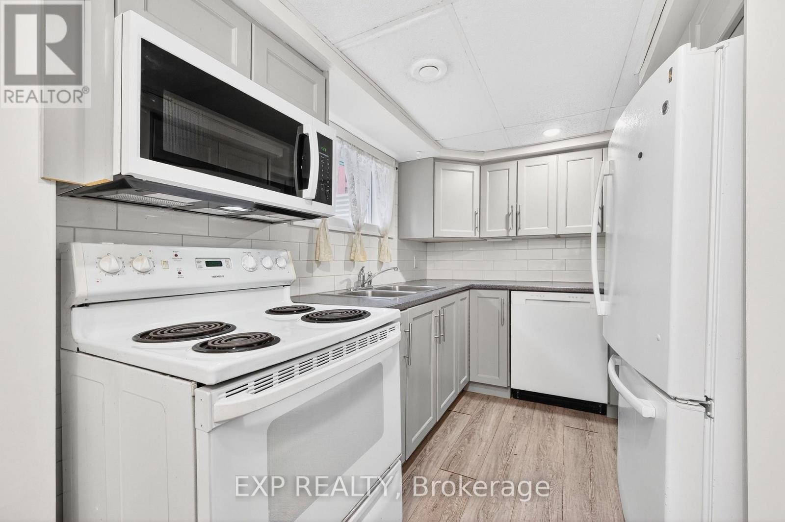 












1103 FRANCES STREET

,
Ottawa,




Ontario
K1K3L6

