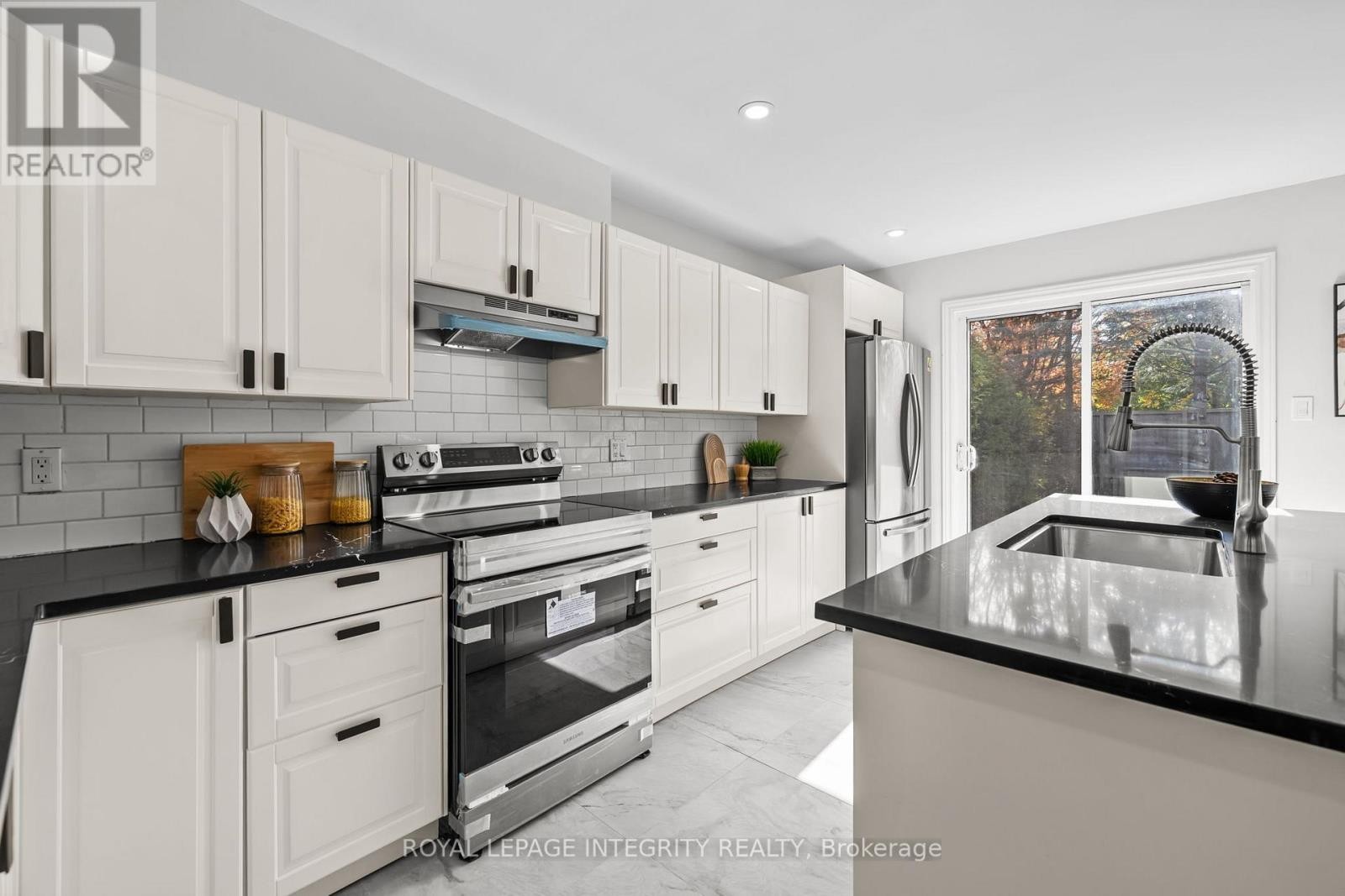 












83 SADDLE CRESCENT

,
Ottawa,




Ontario
K1G5L3

