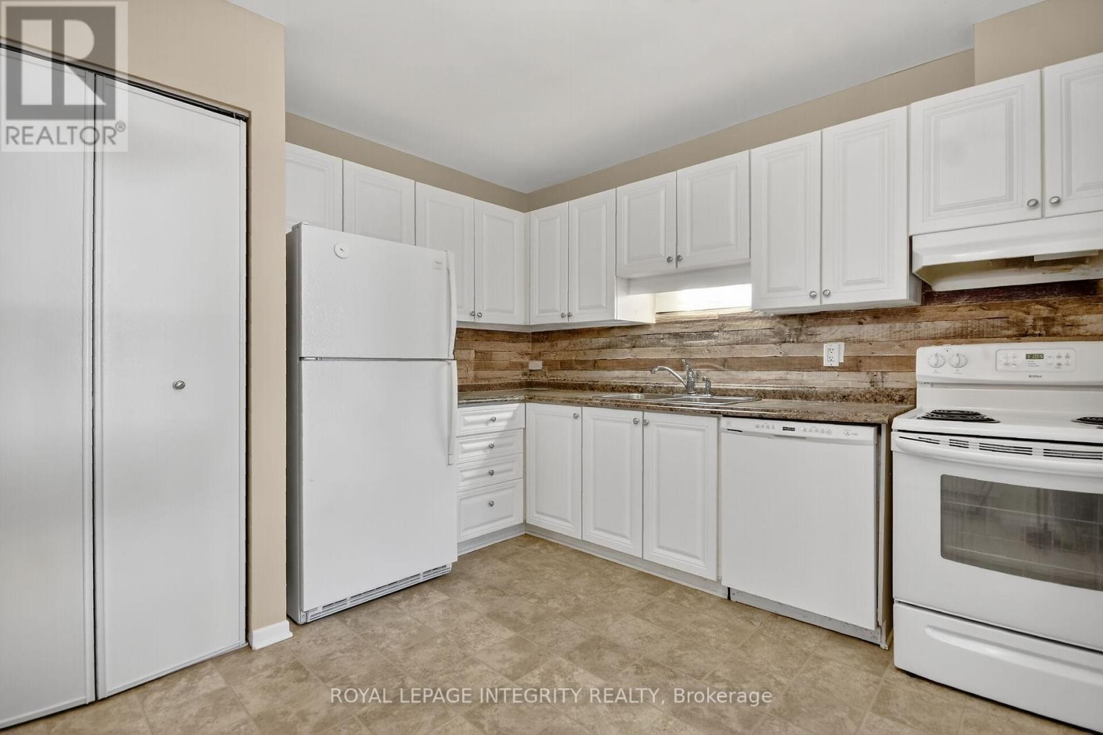 












A - 214 EQUESTRIAN DRIVE N

,
Ottawa,




Ontario
K2M1E2

