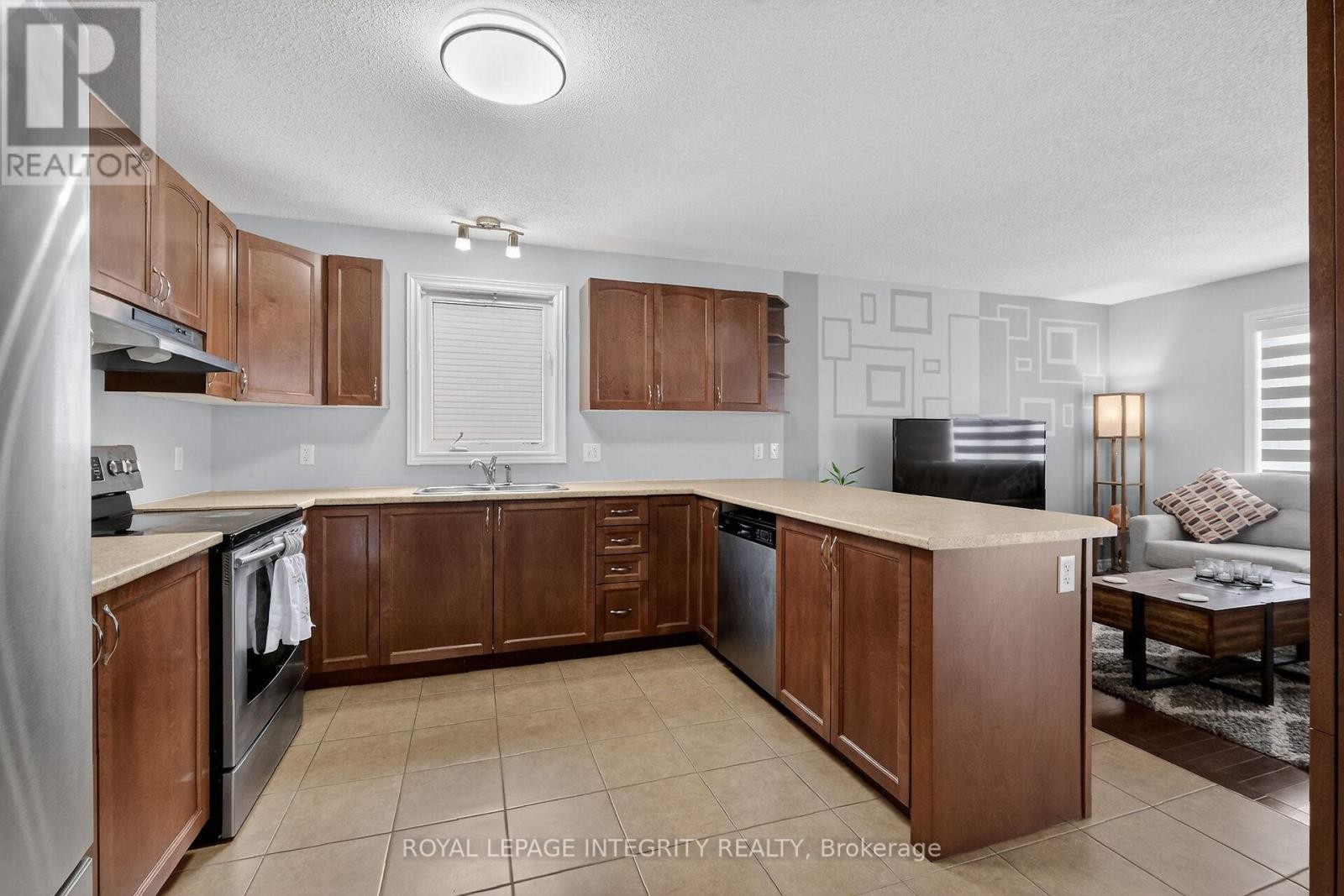 












281 STERLING AVENUE

,
Clarence-Rockland,




Ontario
K4K0H9

