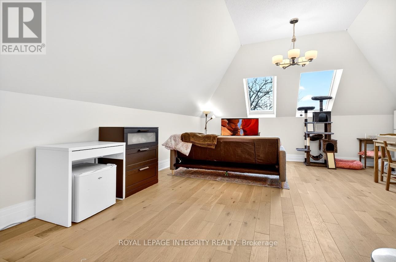 












73 RENFREW AVENUE

,
Ottawa,




Ontario
K1S1Z4

