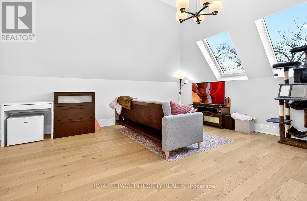 












73 RENFREW AVENUE

,
Ottawa,




Ontario
K1S1Z4

