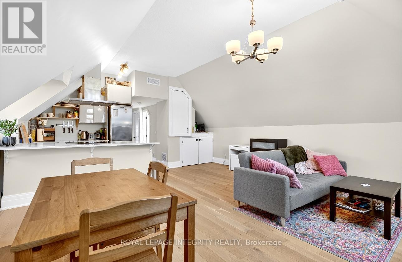 












73 RENFREW AVENUE

,
Ottawa,




Ontario
K1S1Z4

