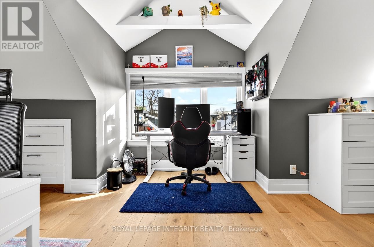 












73 RENFREW AVENUE

,
Ottawa,




Ontario
K1S1Z4

