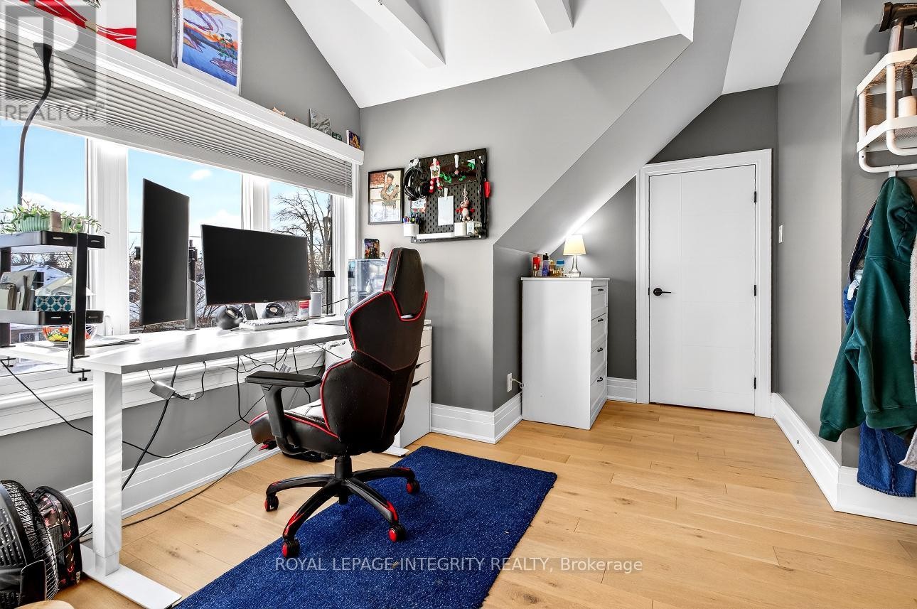 












73 RENFREW AVENUE

,
Ottawa,




Ontario
K1S1Z4

