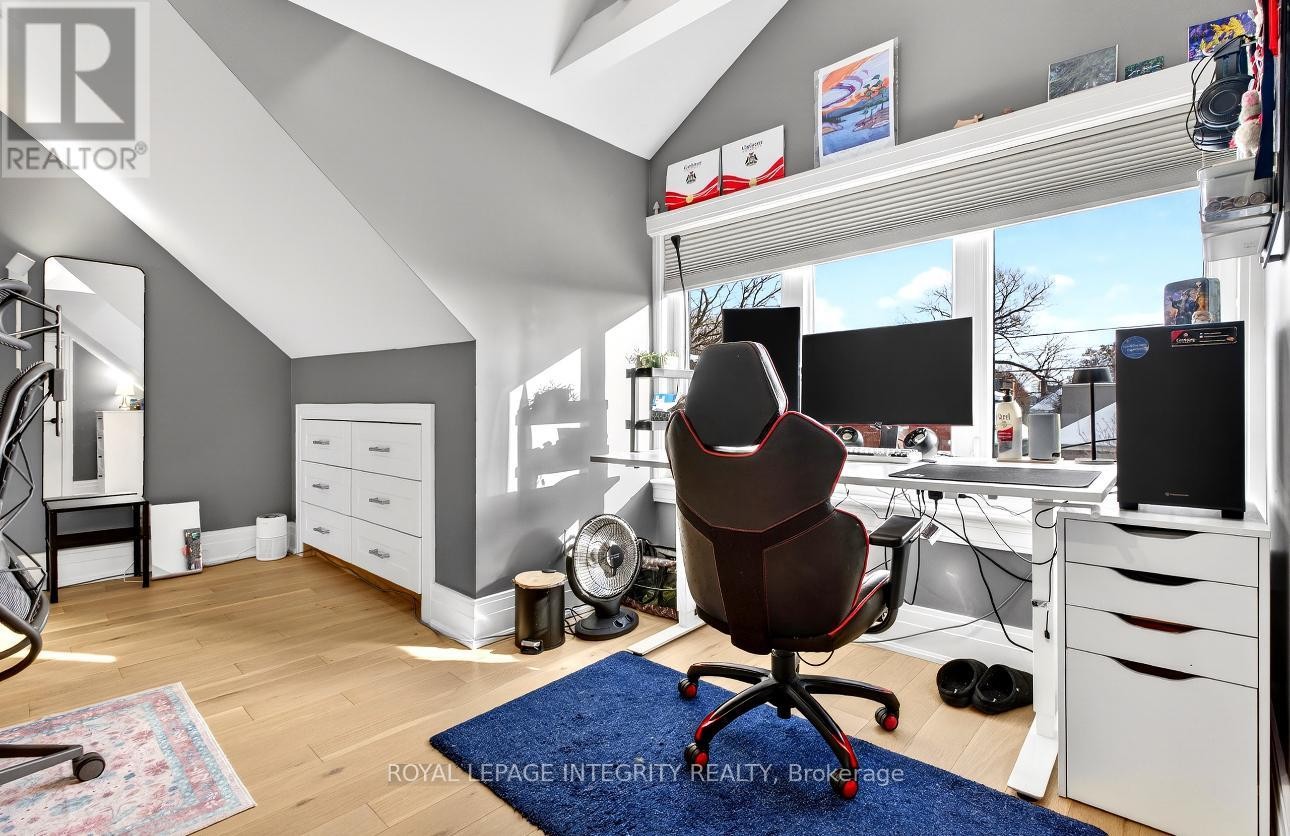 












73 RENFREW AVENUE

,
Ottawa,




Ontario
K1S1Z4

