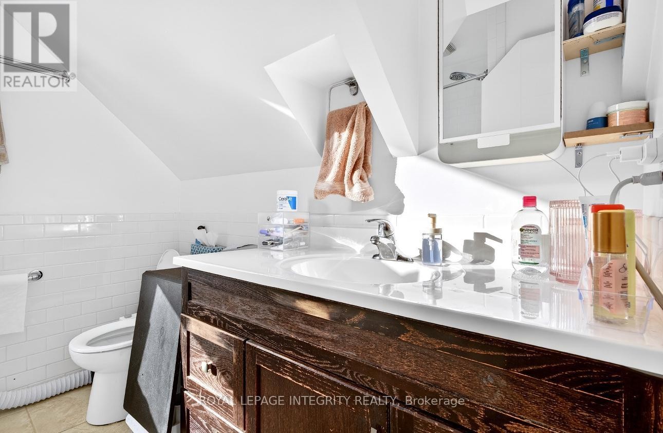 












73 RENFREW AVENUE

,
Ottawa,




Ontario
K1S1Z4

