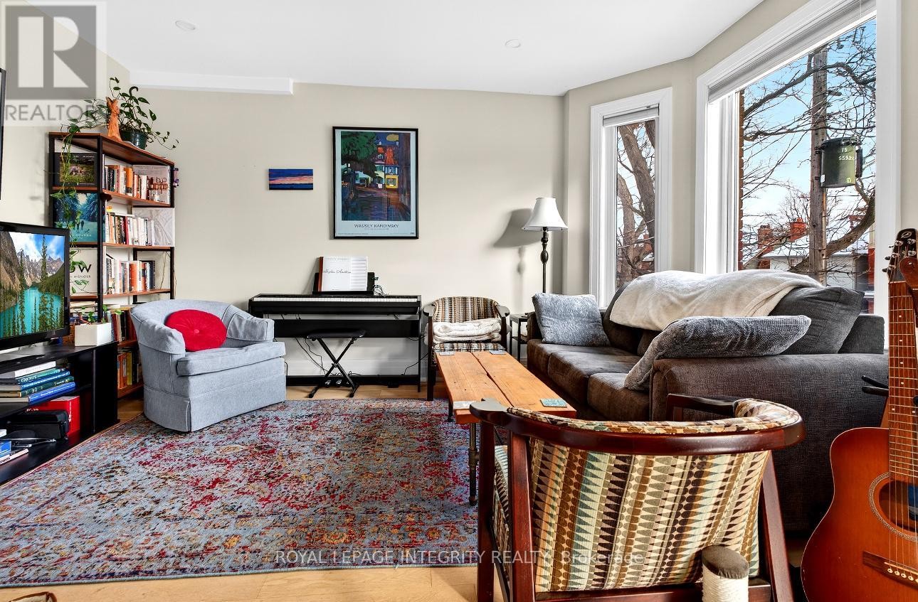 












73 RENFREW AVENUE

,
Ottawa,




Ontario
K1S1Z4

