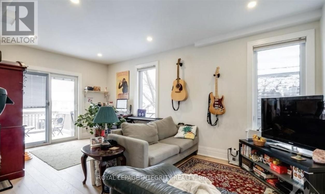 












73 RENFREW AVENUE

,
Ottawa,




Ontario
K1S1Z4

