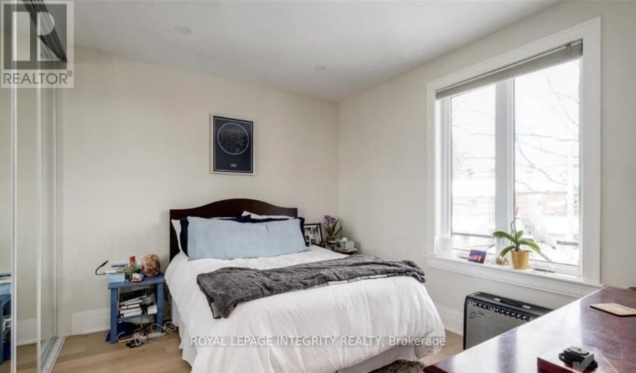 












73 RENFREW AVENUE

,
Ottawa,




Ontario
K1S1Z4

