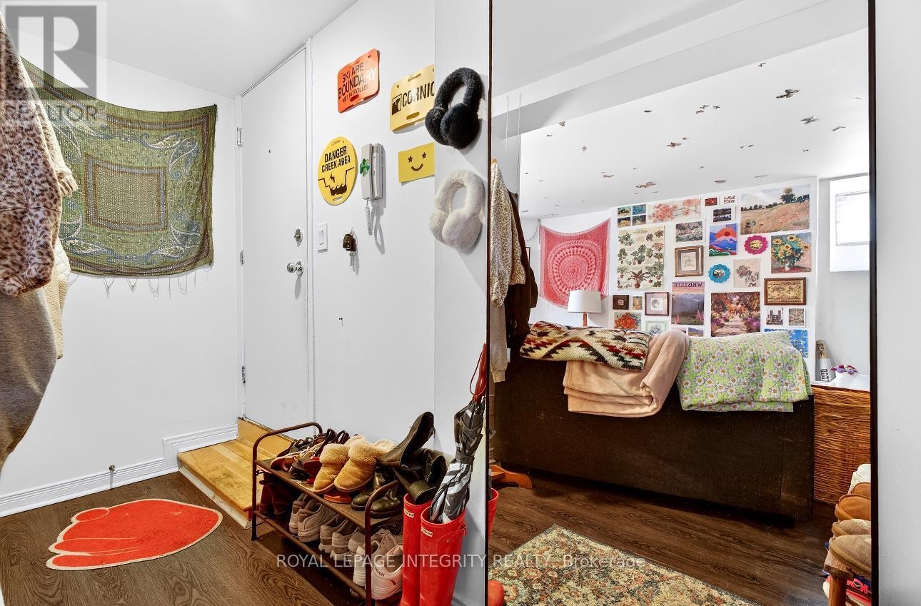 












73 RENFREW AVENUE

,
Ottawa,




Ontario
K1S1Z4

