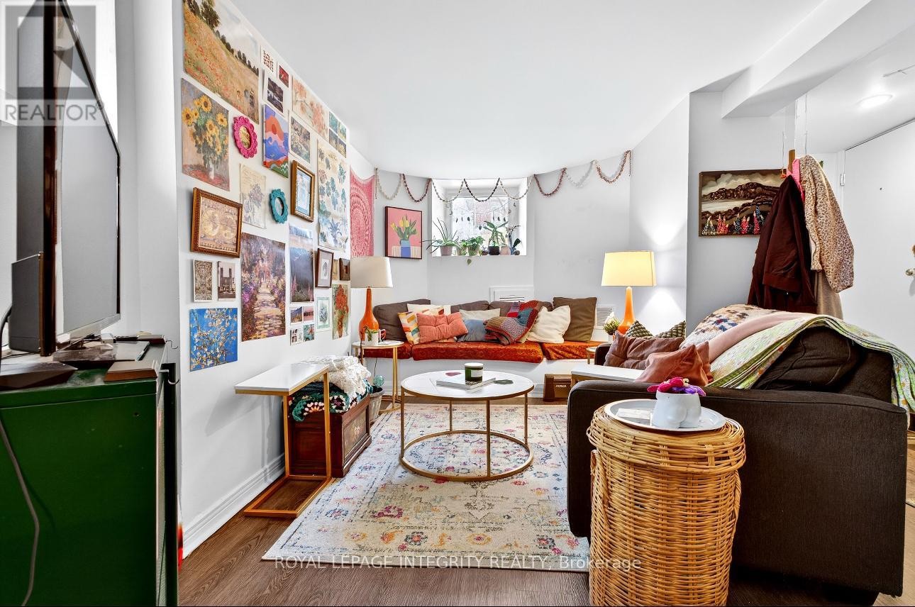 












73 RENFREW AVENUE

,
Ottawa,




Ontario
K1S1Z4

