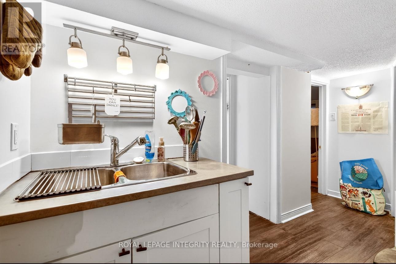 












73 RENFREW AVENUE

,
Ottawa,




Ontario
K1S1Z4

