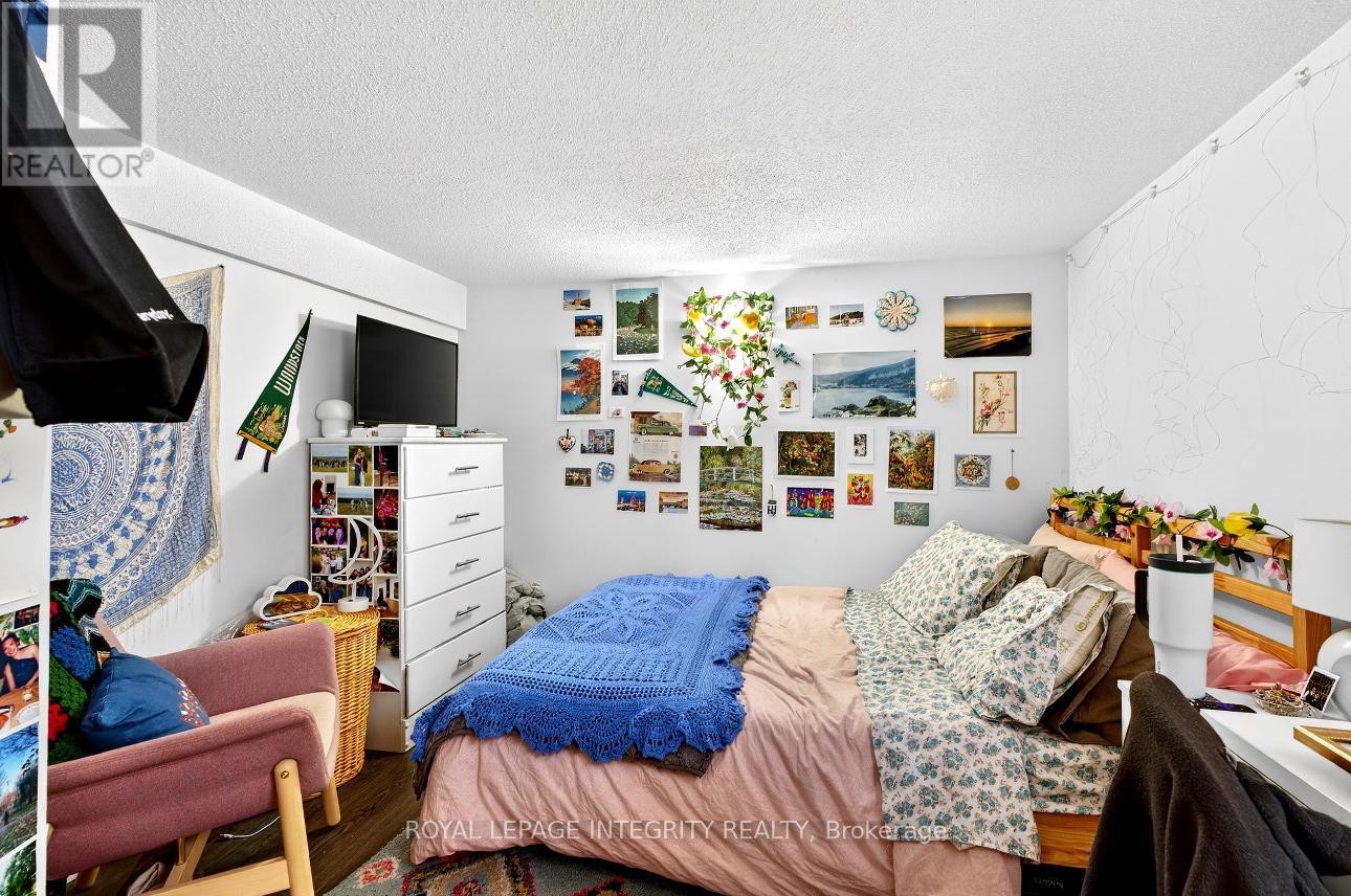 












73 RENFREW AVENUE

,
Ottawa,




Ontario
K1S1Z4

