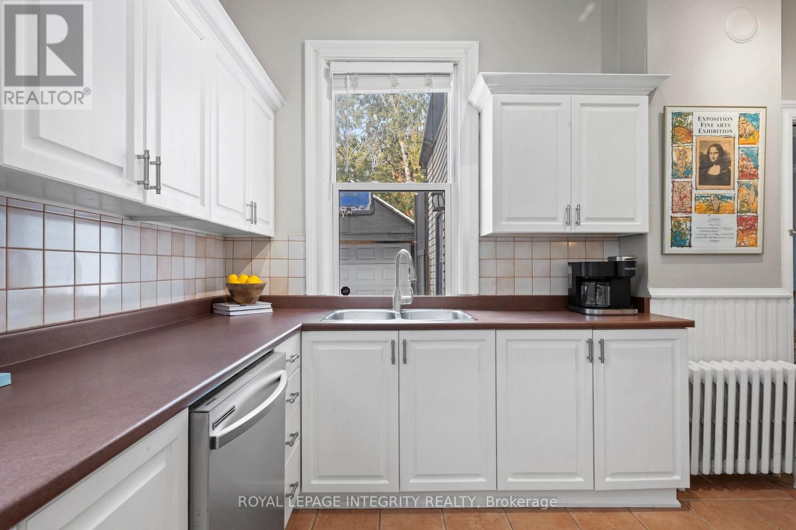 












553 GILMOUR STREET

,
Ottawa,




Ontario
K1R5L5

