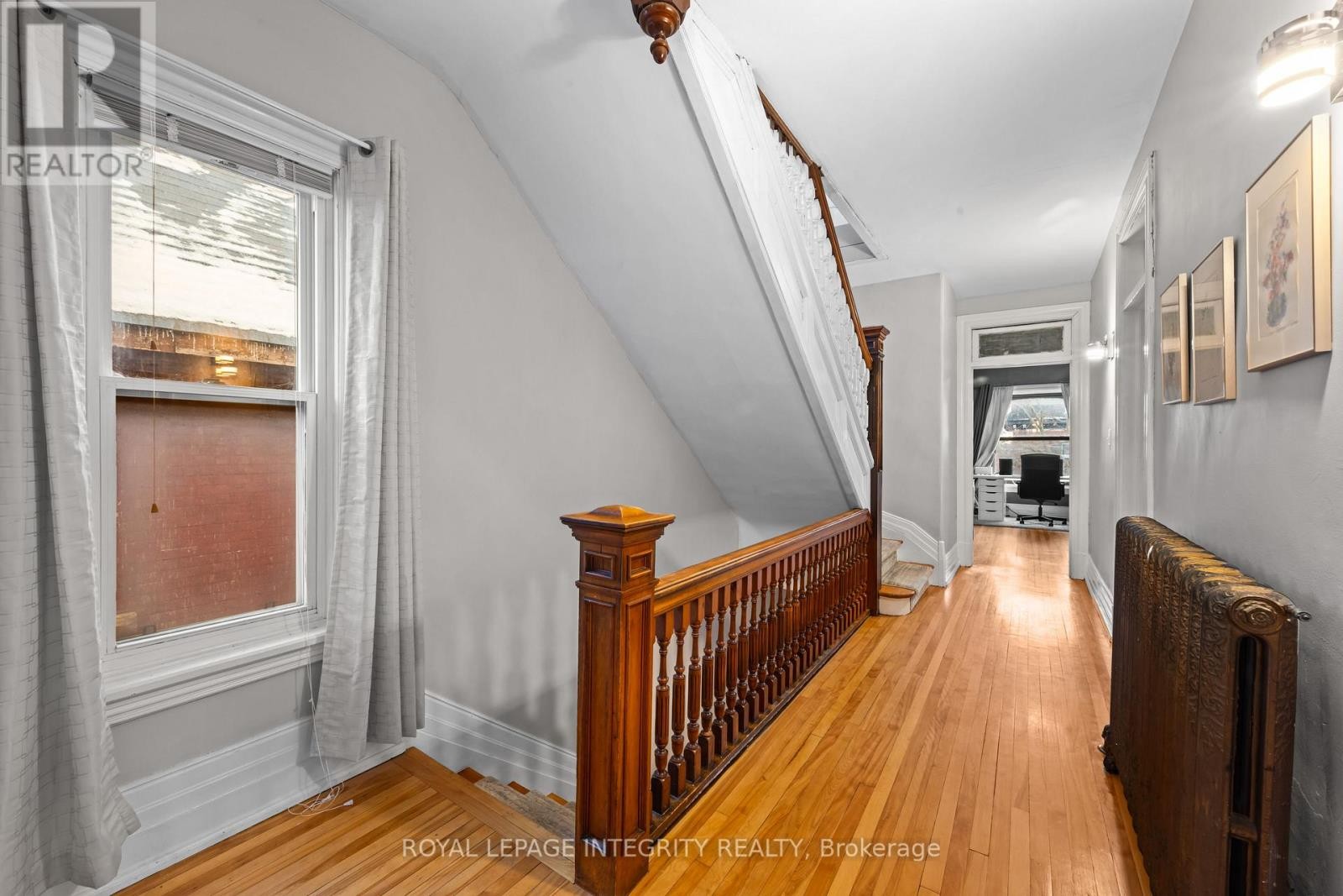 












553 GILMOUR STREET

,
Ottawa,




Ontario
K1R5L5

