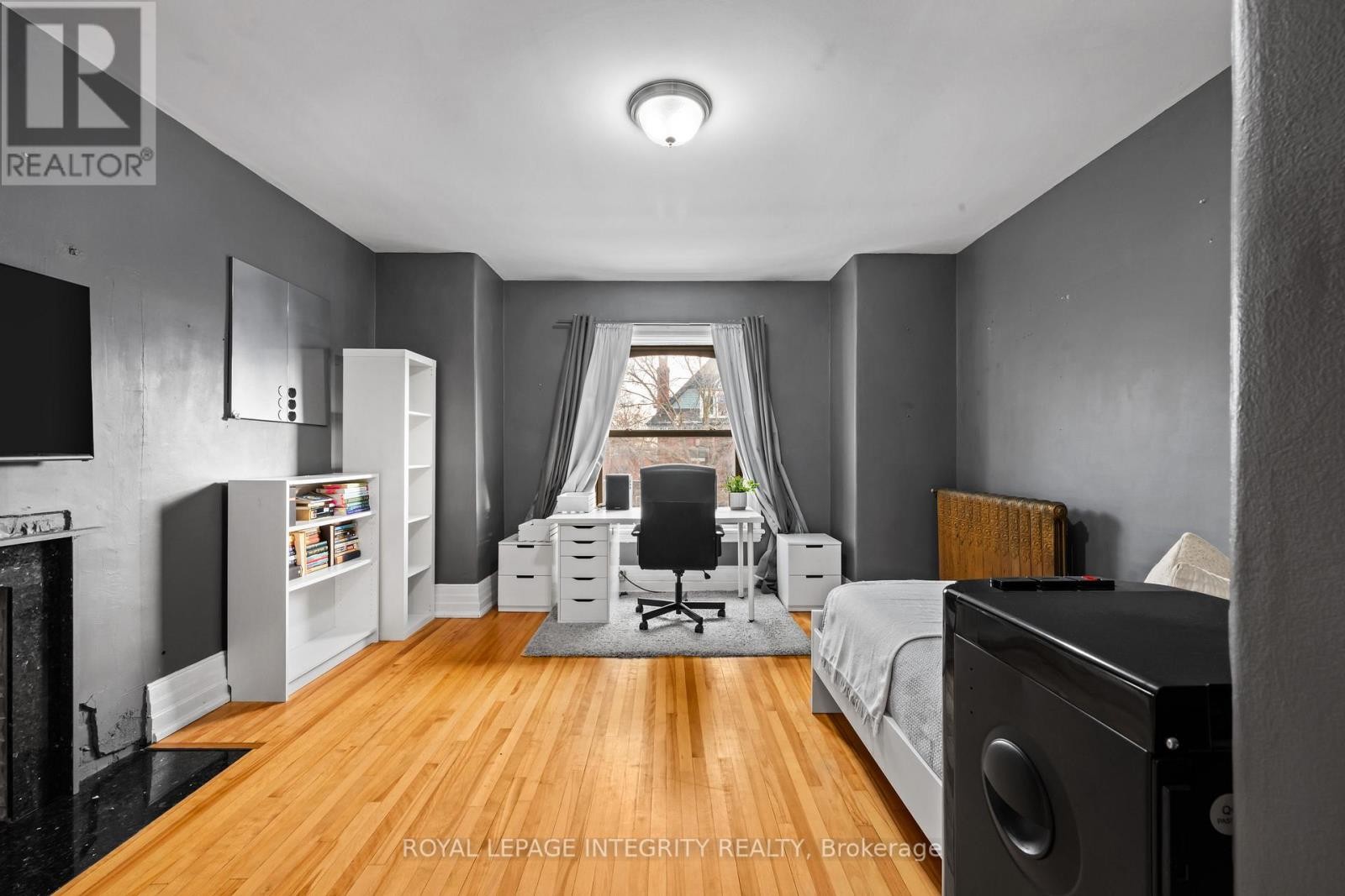 












553 GILMOUR STREET

,
Ottawa,




Ontario
K1R5L5

