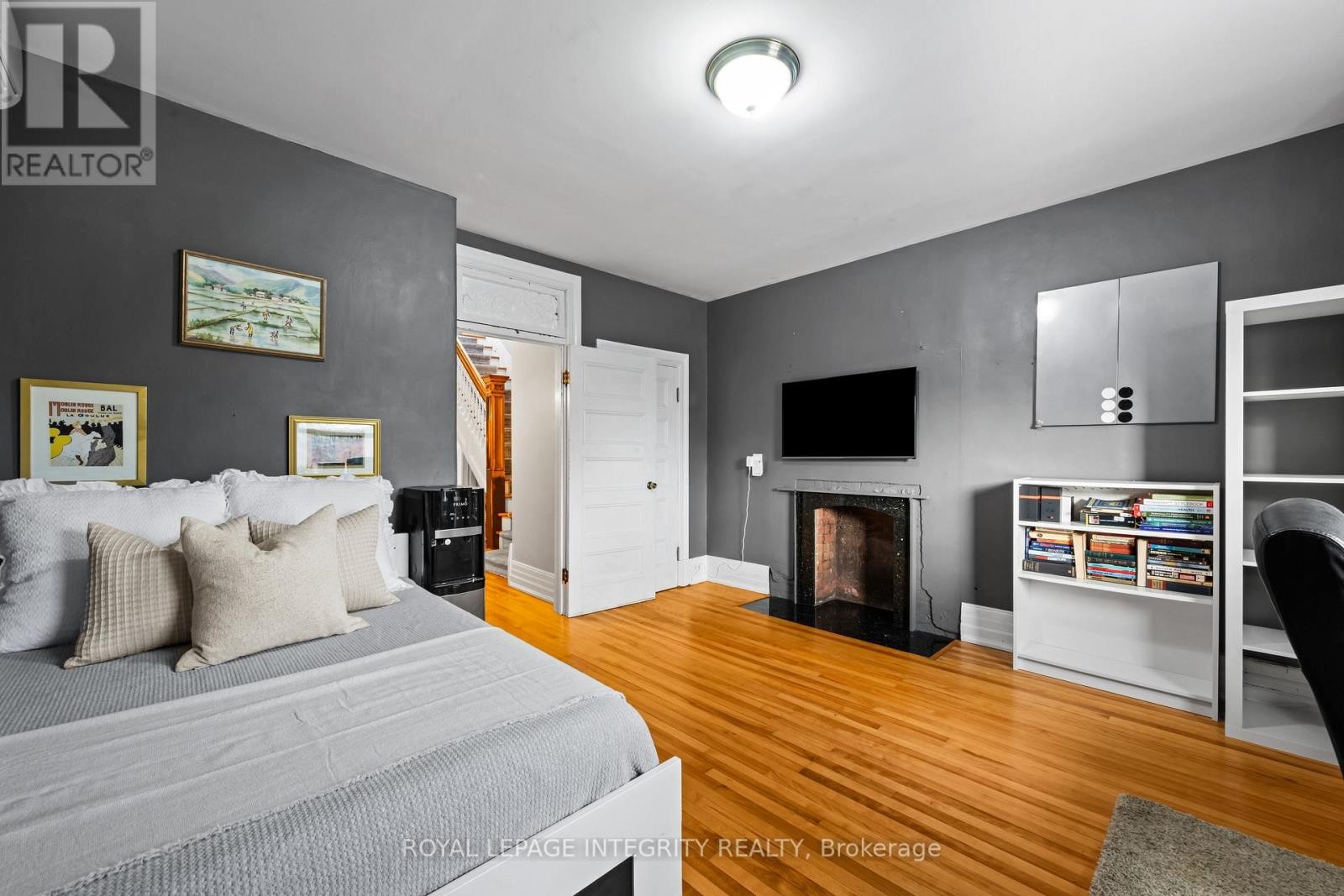 












553 GILMOUR STREET

,
Ottawa,




Ontario
K1R5L5

