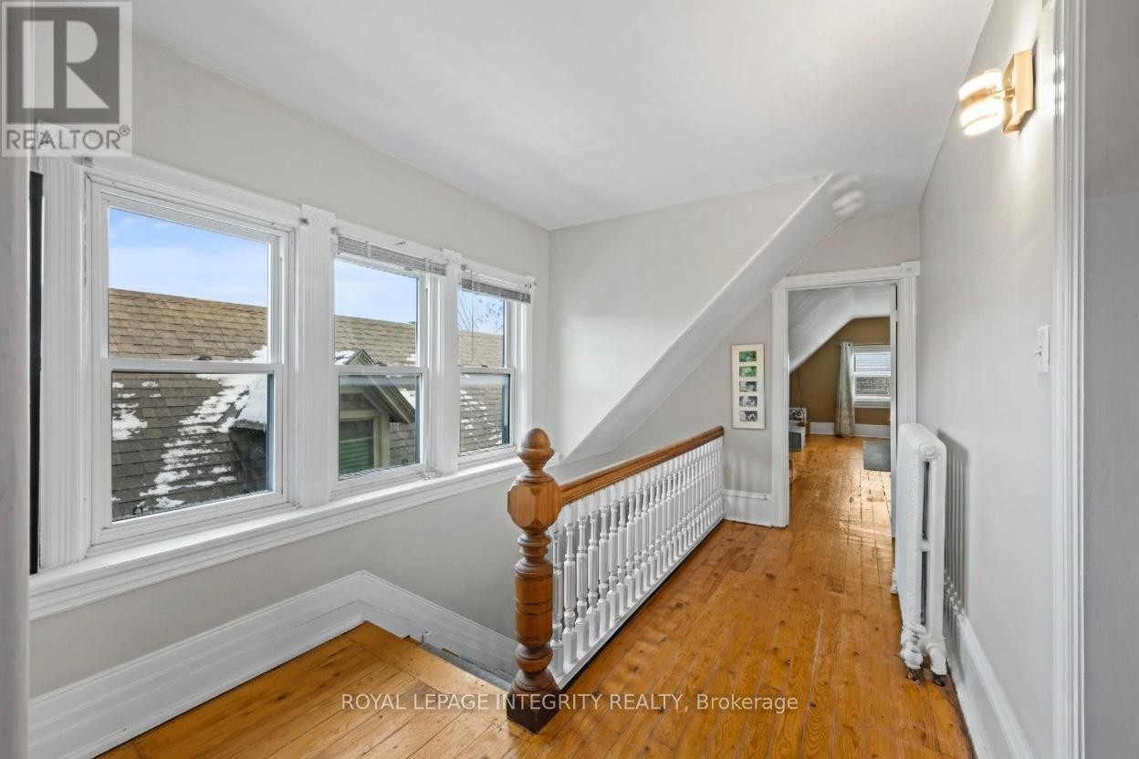 












553 GILMOUR STREET

,
Ottawa,




Ontario
K1R5L5

