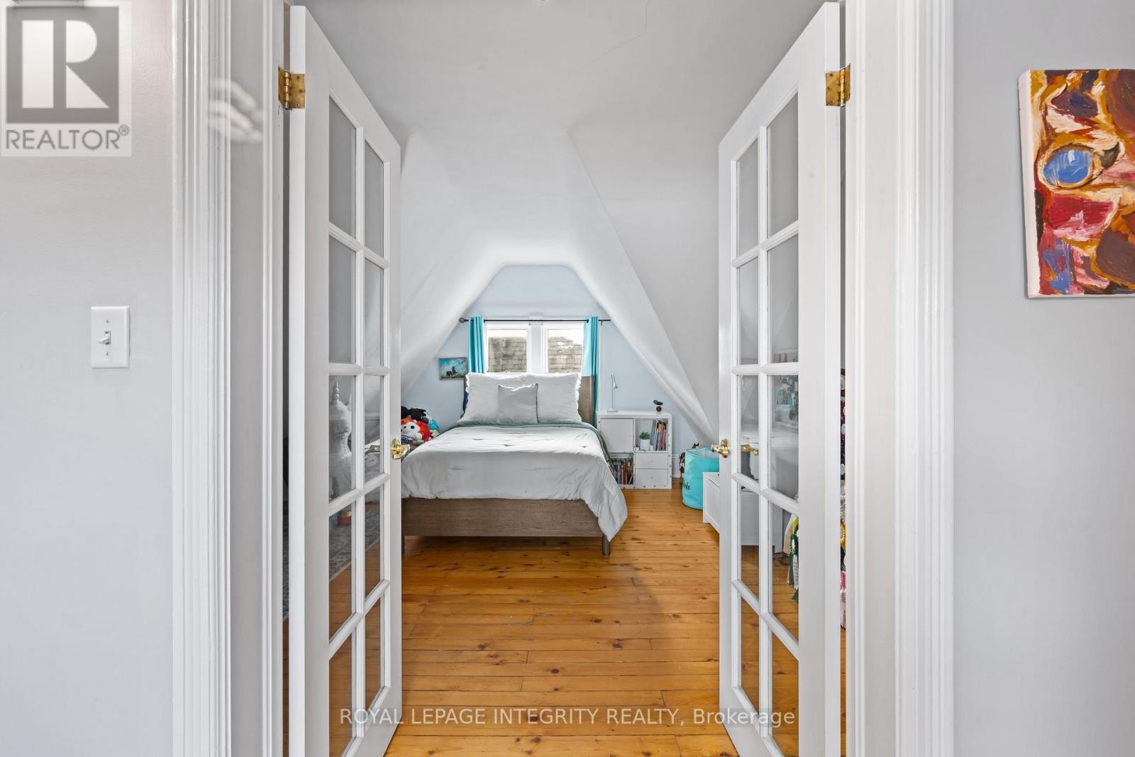 












553 GILMOUR STREET

,
Ottawa,




Ontario
K1R5L5

