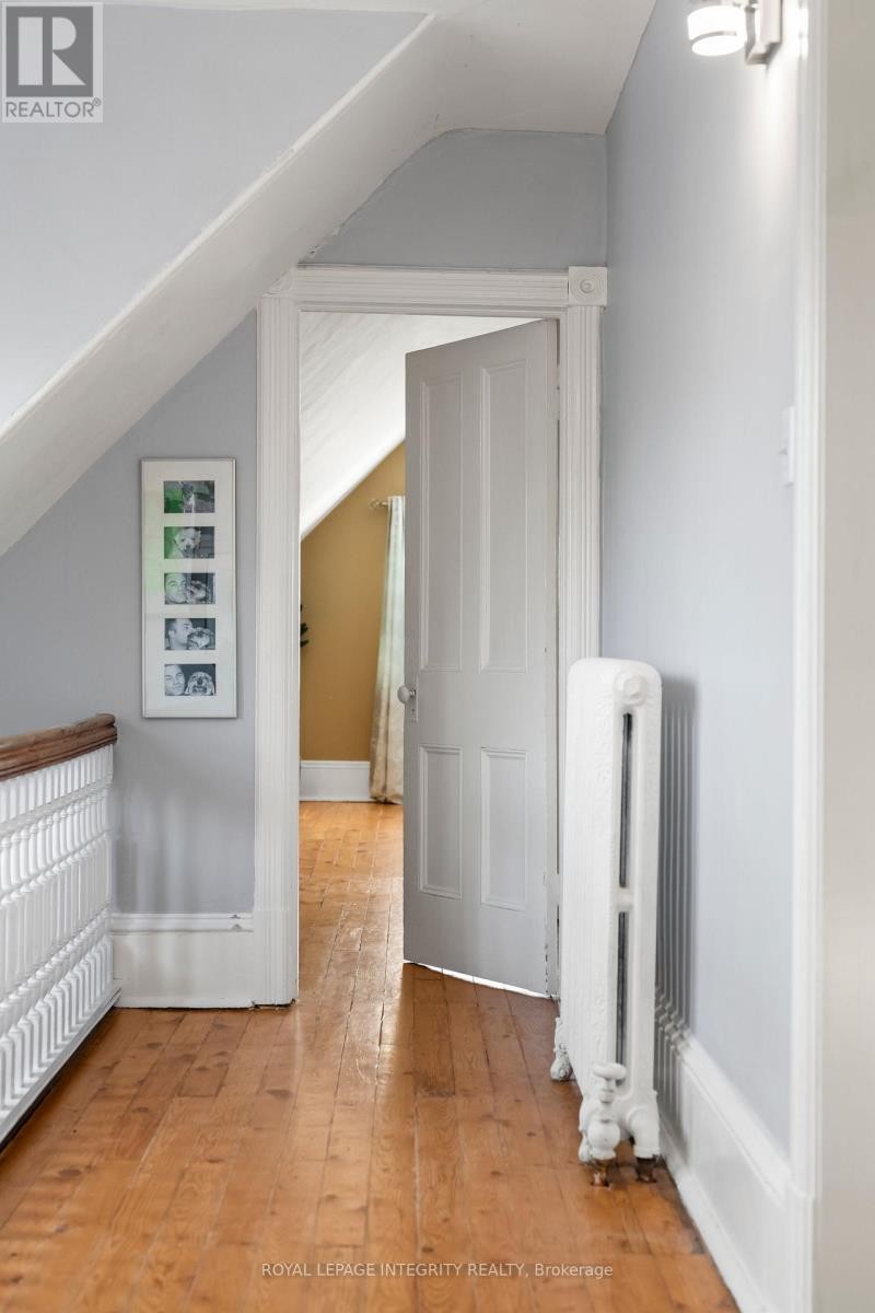 












553 GILMOUR STREET

,
Ottawa,




Ontario
K1R5L5

