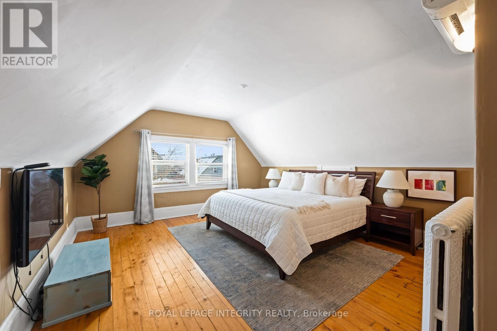 












553 GILMOUR STREET

,
Ottawa,




Ontario
K1R5L5

