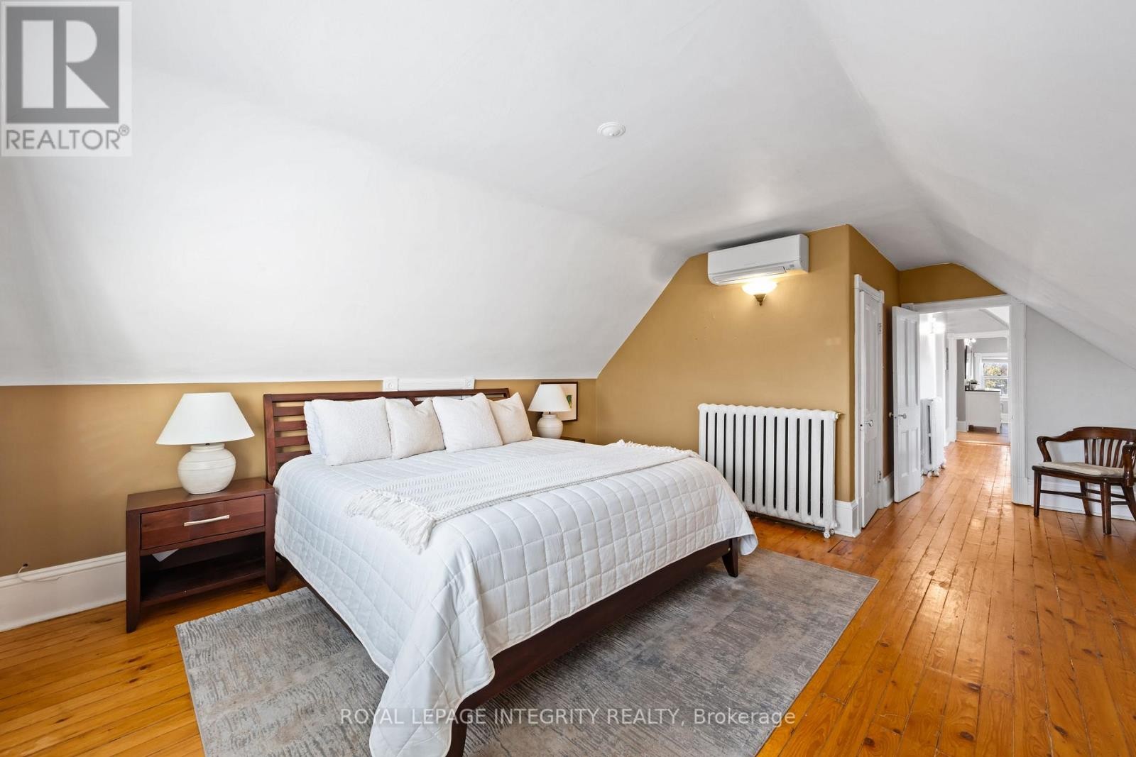 












553 GILMOUR STREET

,
Ottawa,




Ontario
K1R5L5

