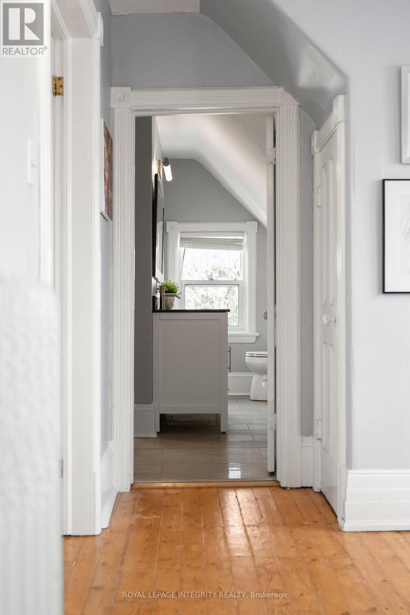 












553 GILMOUR STREET

,
Ottawa,




Ontario
K1R5L5

