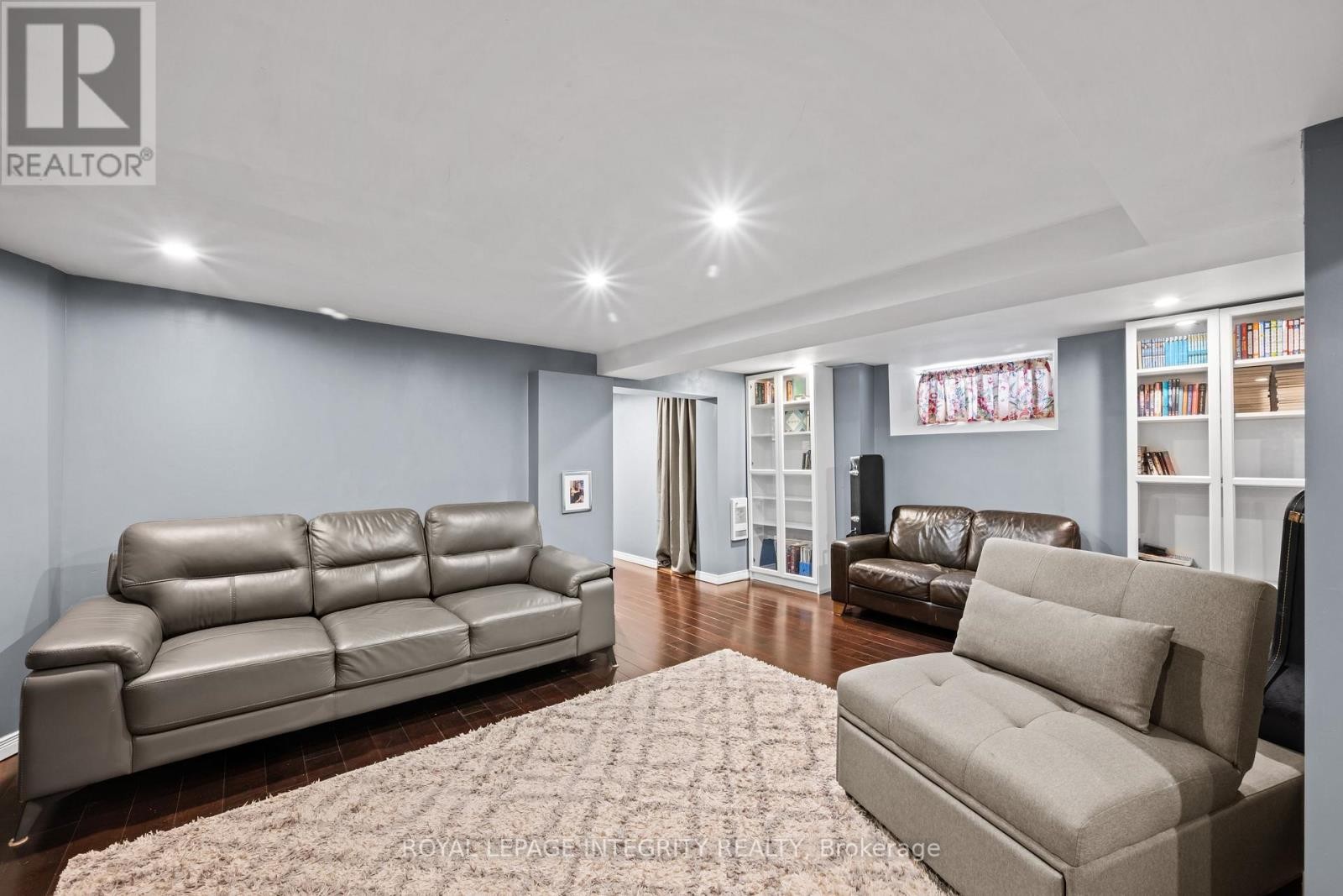 












553 GILMOUR STREET

,
Ottawa,




Ontario
K1R5L5

