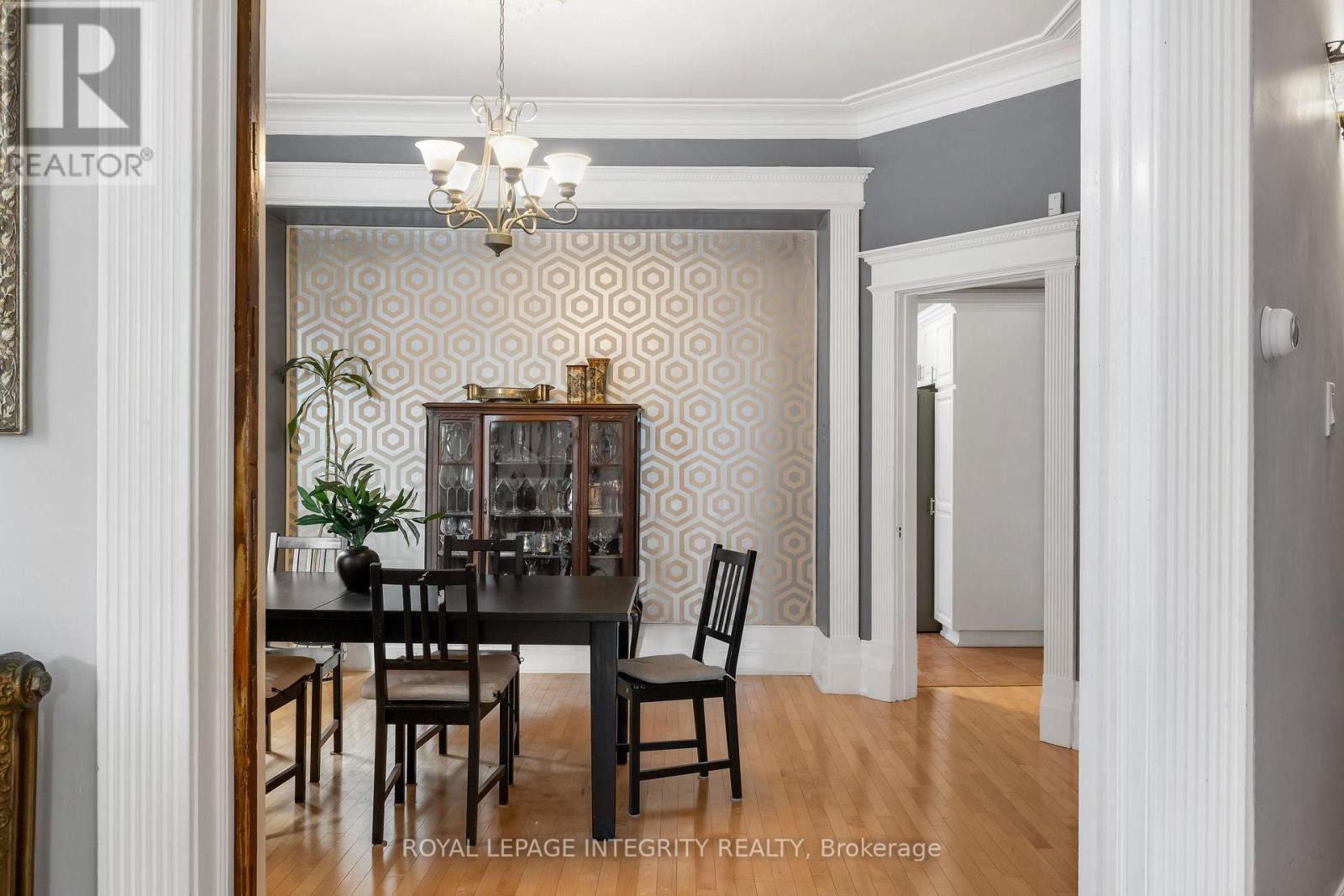 












553 GILMOUR STREET

,
Ottawa,




Ontario
K1R5L5

