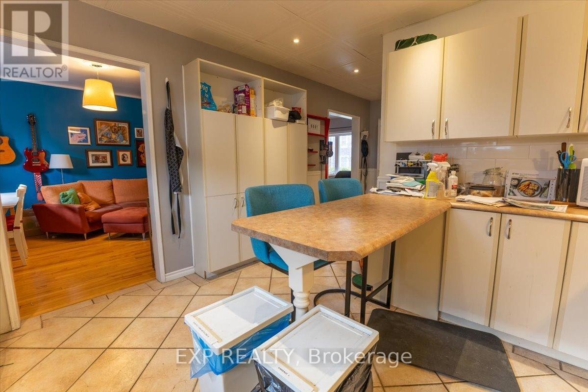 












68 LYNDALE AVENUE

,
Ottawa,




Ontario
K1Y2M8

