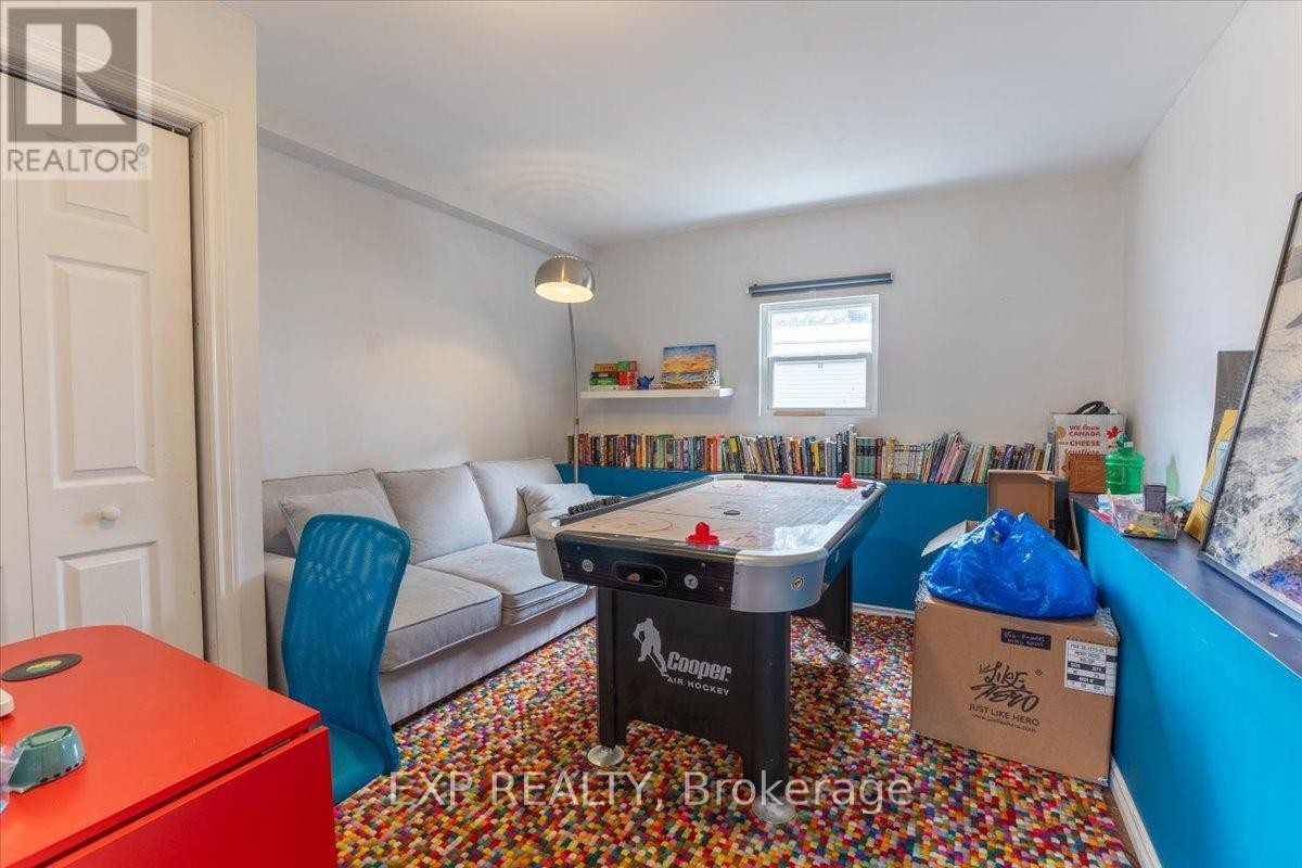 












68 LYNDALE AVENUE

,
Ottawa,




Ontario
K1Y2M8

