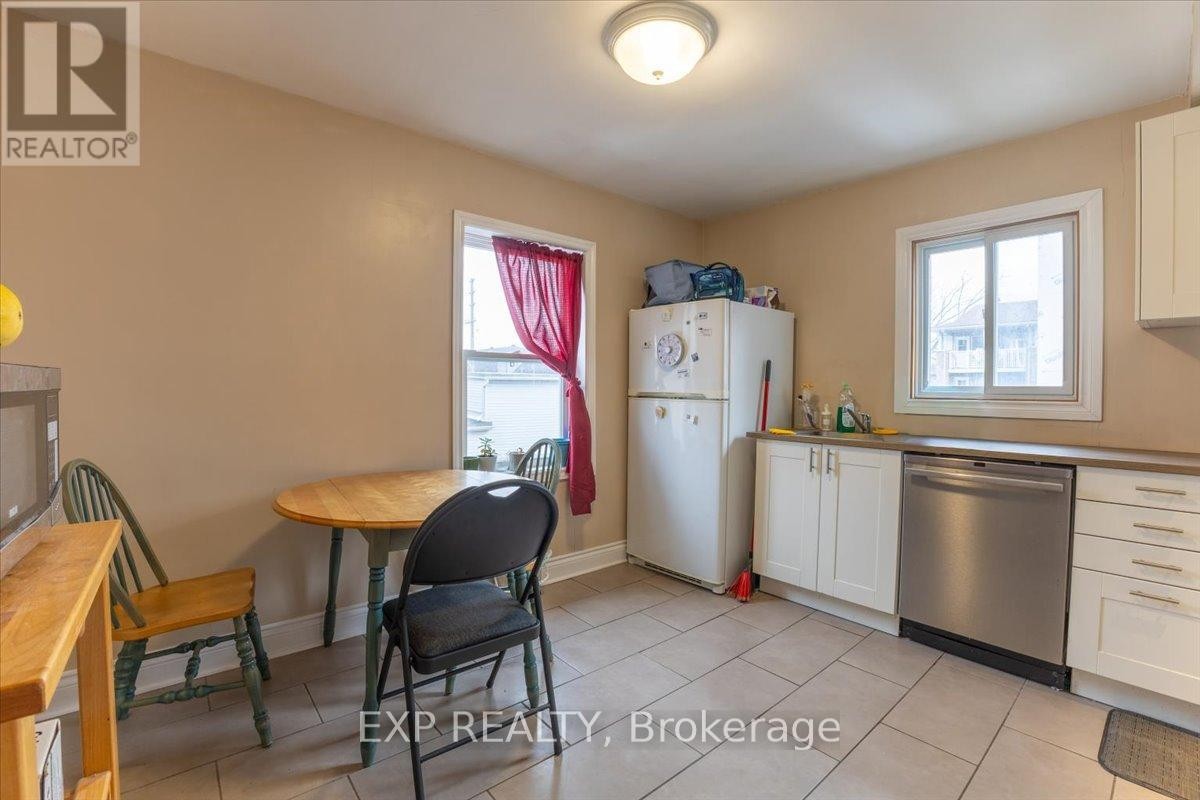 












68 LYNDALE AVENUE

,
Ottawa,




Ontario
K1Y2M8

