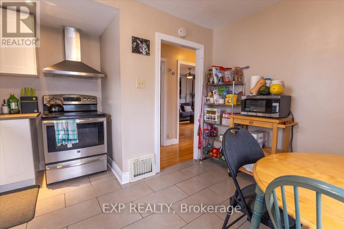 












68 LYNDALE AVENUE

,
Ottawa,




Ontario
K1Y2M8

