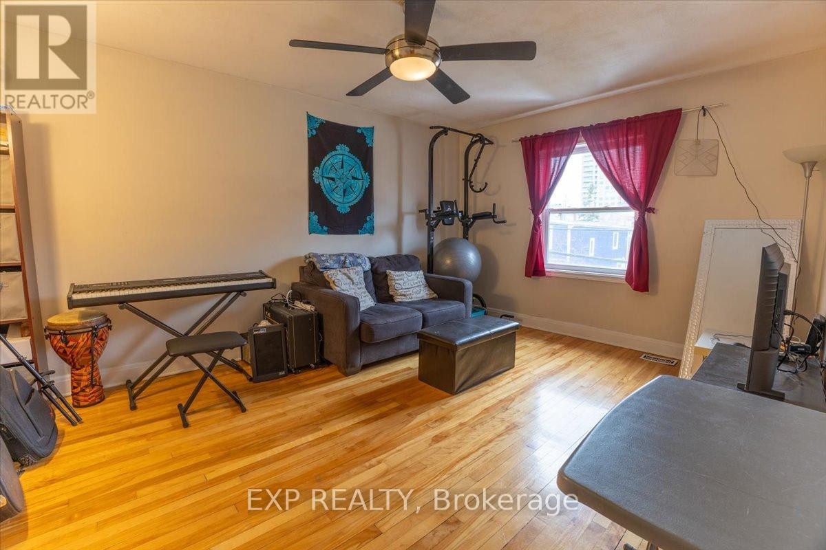 












68 LYNDALE AVENUE

,
Ottawa,




Ontario
K1Y2M8

