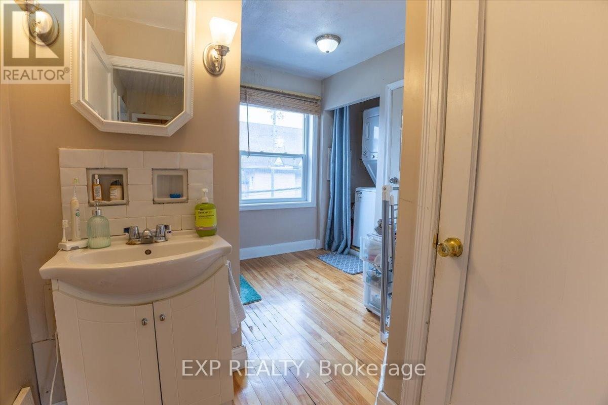 












68 LYNDALE AVENUE

,
Ottawa,




Ontario
K1Y2M8

